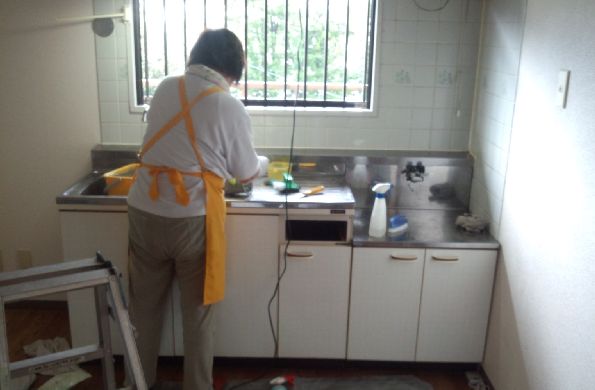 キッチンを掃除する女性スタッフ