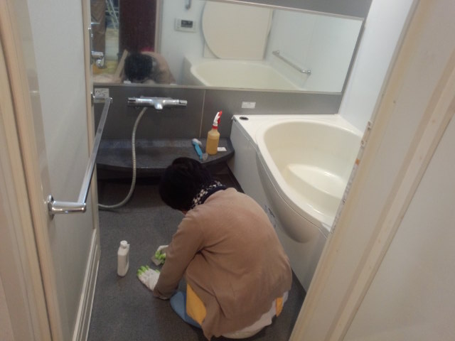 女性スタッフの風呂掃除